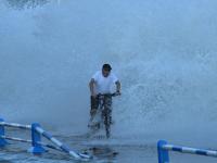 观海追风①| 青岛沿海拍到“巨浪大片”，有私家车被海浪袭击抛锚