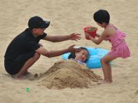 一浴实拍：数万人海边“下饺子” 萌娃抢镜