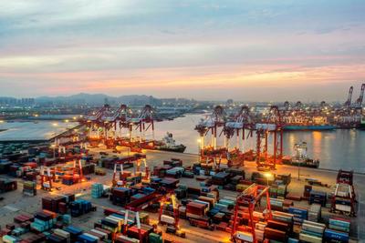 晚霞下的青岛港你见过吗？戳图进来看看