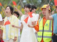 沙画、轮滑、红歌联唱……实拍快闪《江山》的台前幕后