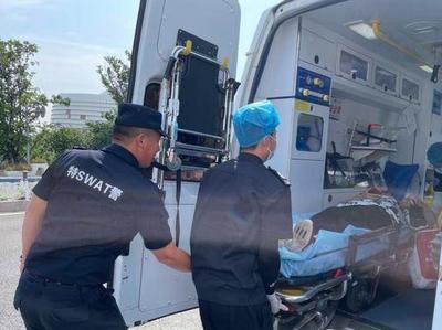 暖心！青岛一市民骑车犯困摔倒受伤，特勤队员拉起“防护墙”