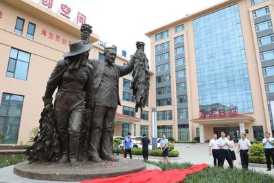 “中国海带之父”曾呈奎院士雕塑在青岛明月海藻世界揭幕！