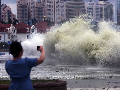 “烟花”逼近！一起看看这些年台风“撩”起的巨浪