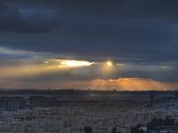 霞光穿过云层洒向大海！实拍青岛绝美日落