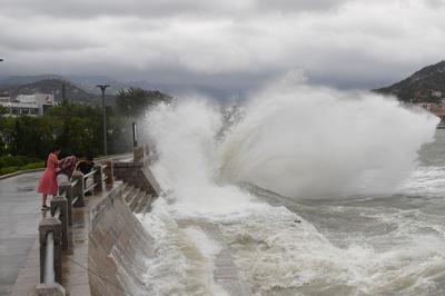 观海追风④| 沙子口海边堤坝实拍：巨浪渐趋凶猛，提醒游客避险