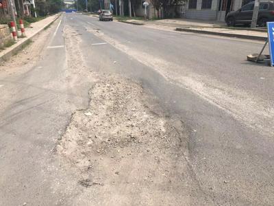 记者在现场|路面“张大嘴” “连环坑”伤车