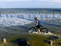 观海追风②| 澳门路海边镜头：浪高10余米冲上栈道，仍有人涉险穿行 