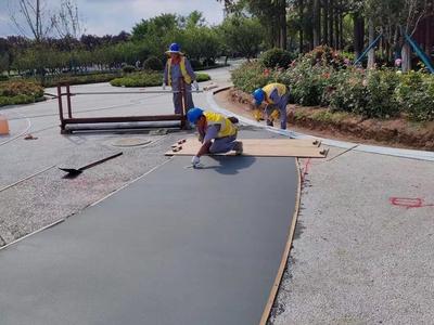 长江路道路提升工程—口袋公园项目加速推进，目前已完成90%