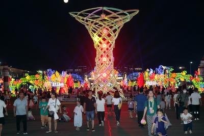 月亮不走我不走！举杯邀明月，诗情与激情并存在啤酒城