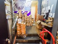 实拍青岛鸿星尔克实体店：“疯狂购物”刷爆银行卡，货架抢空宛如“清仓现场”