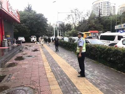 青岛日报曝光台回访行动 | 交警加强巡查 ，人行道乱停车被遏制