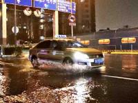 行人冒雨赶路！实拍暴雨中的夜青岛