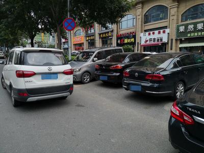 吐槽吧·回访ￜ禁停标志下依旧乱停车  市民出行依然不便