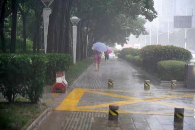 中央气象台继续发布暴雨蓝色预警和强对流天气蓝色预警