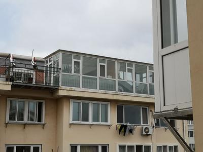 记者在现场ￜ楼顶阳光房“不阳光”