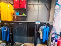 实拍青岛鸿星尔克实体店：“疯狂购物”刷爆银行卡，货架抢空宛如“清仓现场”