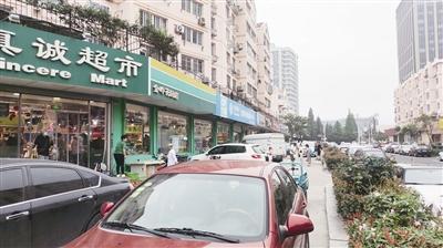 曝光台 | 车辆乱停乱放，堵路又“堵心”  
