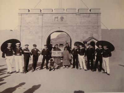 一幅图穿越123年前！《前世青岛》老照片展启幕，看德国人镜头里的胶澳租借地风貌