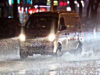 行人冒雨赶路！实拍暴雨中的夜青岛