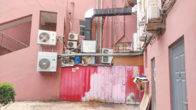 记者在现场|油污满地 小区内“藏”后厨仓库