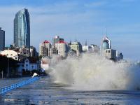 观海追风①| 青岛沿海拍到“巨浪大片”，有私家车被海浪袭击抛锚