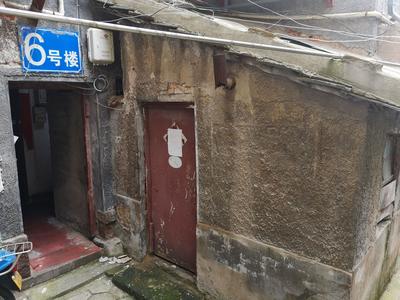 记者在现场ￜ违建已建成10年 居民期待“快拆”