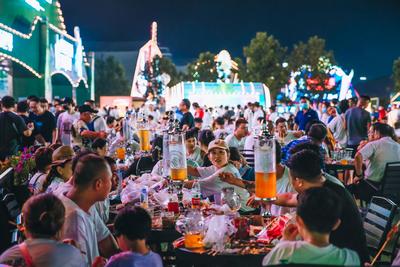 人气爆棚！青岛国际啤酒节西海岸分会场迎客流高峰｜快镜·啤酒节