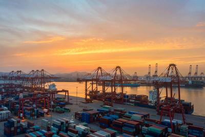 晚霞下的青岛港你见过吗？戳图进来看看