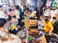 实拍青岛鸿星尔克实体店：“疯狂购物”刷爆银行卡，货架抢空宛如“清仓现场”