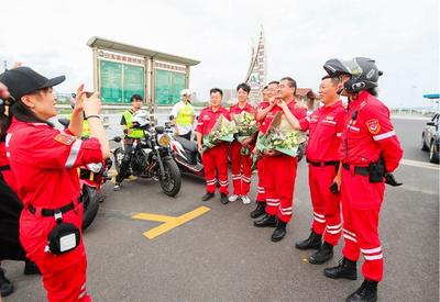 勇士回家！实拍援豫救援队七名队员凯旋