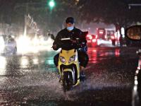 行人冒雨赶路！实拍暴雨中的夜青岛