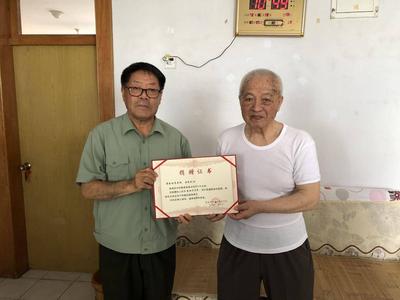 给这位青岛老乡点赞！86岁老党员捐赠20万元助力家乡教育