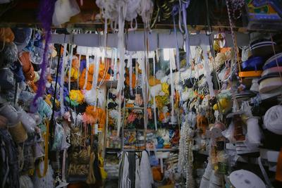 即墨路小商品城实拍：饰品货架上的“童话”范儿|老城烟火气①