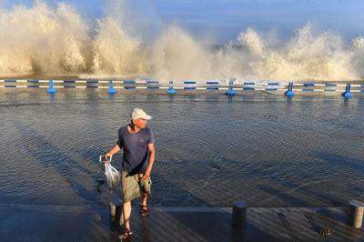 观海追风②| 澳门路海边镜头：浪高10余米冲上栈道，仍有人涉险穿行 