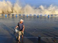 观海追风②| 澳门路海边镜头：浪高10余米冲上栈道，仍有人涉险穿行 