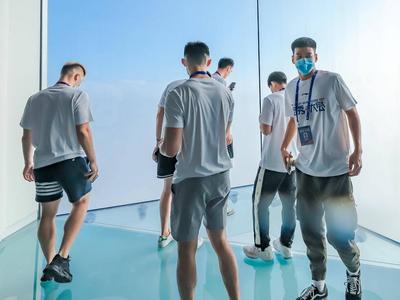 CBA新秀开启云上之旅，青岛海天中心城市观光厅迎新客