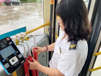 加密发车班次、增补爱心伞……温馨巴士启动雨天应急预案确保市民出行通畅