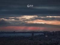 霞光穿过云层洒向大海！实拍青岛绝美日落