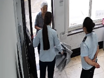 八旬老人冒雨送伞赠信，青岛公交全城寻人