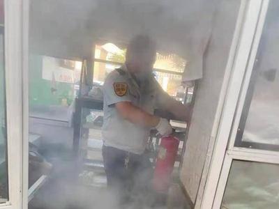 流动餐饮车突“发火”，他冒着浓烟拎着灭火器飞奔上前……