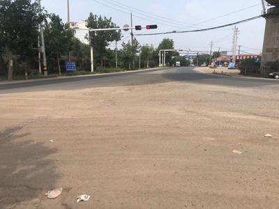 记者在现场|渣土撒漏 路口“黄烟滚滚”