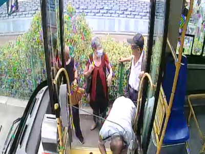 两位聋哑老人下车后迷路了，青岛好司机的举动真暖……