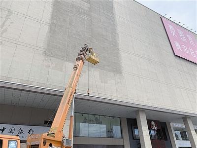 青岛日报曝光台回访行动 | 脏乱外立面已被清理 启动市容秩序整治行动