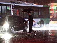 行人冒雨赶路！实拍暴雨中的夜青岛