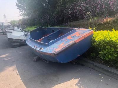 记者在现场|太任性！小船上岸“霸道”