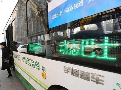 八旬老人冒雨送伞赠信，青岛公交全城寻人