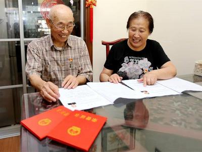 致敬！青岛这对老党员夫妇用特殊的方式向中国共产党百年华诞献礼