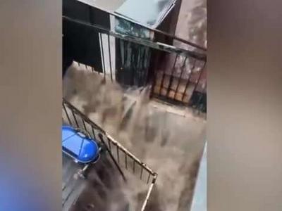 风暴过境纽约多个地铁站被淹，官员：排水非常好