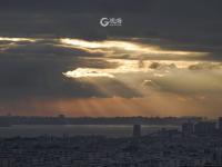 霞光穿过云层洒向大海！实拍青岛绝美日落