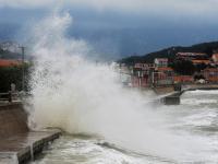 观海追风④| 沙子口海边堤坝实拍：巨浪渐趋凶猛，提醒游客避险